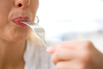 Metalinio skonio burnoje