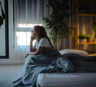 Kodėl vis dažniau jaučiatės pavargę net pakankamai miegodami? Sužinokite, kokias klastingas priežastis slepia lėtinis nuovargis.