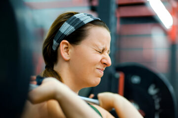 veidas trūkčioja kilnojant svorius